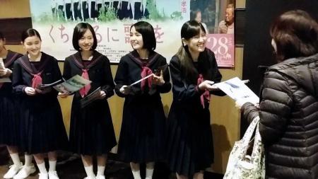 　映画館でチラシ配りする（左から）山口まゆ、柴田杏花、葵わかな、恒松祐里ら「くちびるガールズ」＝静岡市内