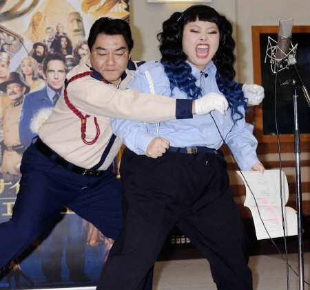 　アフレコ中に護身術まで学ぶ渡辺直美（右）＝東京・西早稲田