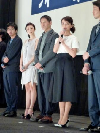 舞台あいさつする（左から）柄本時生、高岡早紀、小林薫、多部未華子、筒井道隆＝東京・銀座