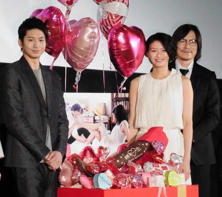 　足チョコを贈られた（左から）向井理、榮倉奈々、豊川悦司＝東京・新宿ピカデリー