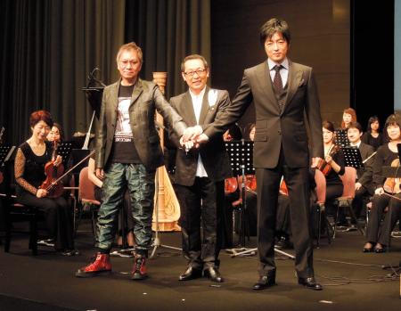 　舞台あいさつした（左から）三池崇史監督、さだまさし、大沢たかお＝東京・有楽町