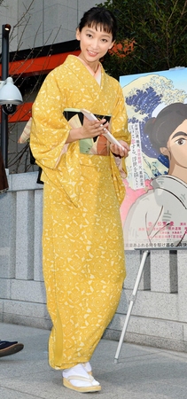 　あでやかな和服姿で登場した杏（撮影・園田高夫）