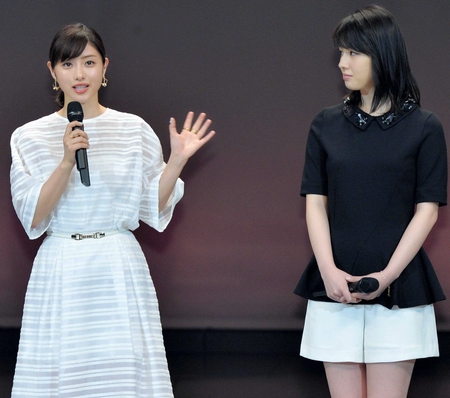 　実写版映画の見どころを話す石原さとみ（右は桜庭ななみ）＝千葉・舞浜アンフィシアター（撮影・西岡正）