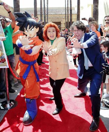 かめはめ波のポーズをする悟空役の声優・野沢雅子（中央）と、アメリカ版の同声優ショーン・シュメル