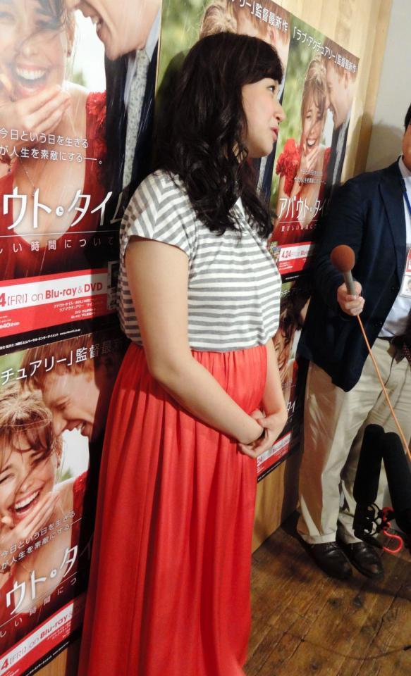 かなり大きくなったおなかを抱える藤本美貴＝都内