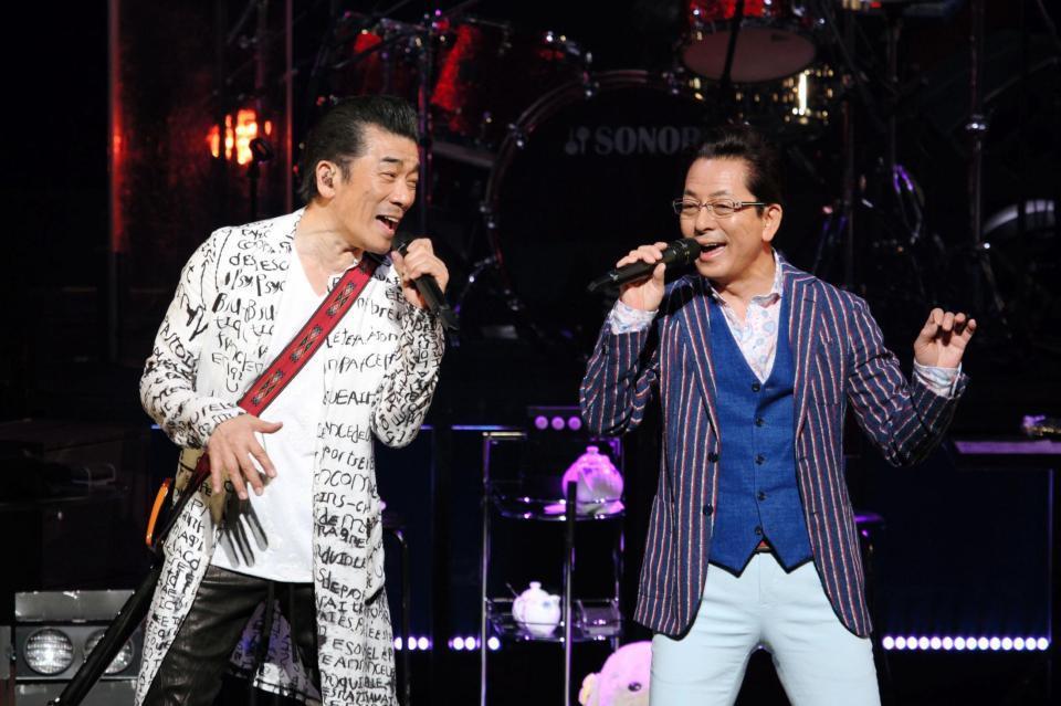 宇崎竜童（左）とデュエットで熱唱する水谷豊＝東京・ＥＸシアター六本木