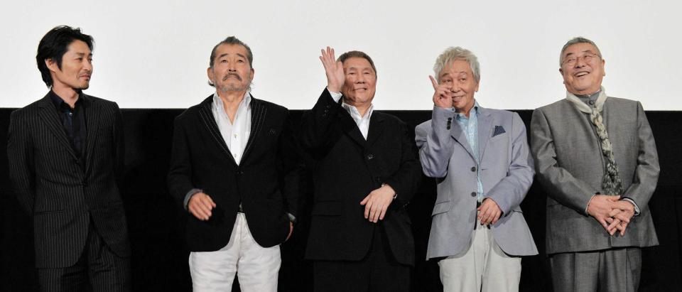 　（左から）安田顕、藤竜也、北野武監督、近藤正臣、中尾彬＝東京・新宿ピカデリー