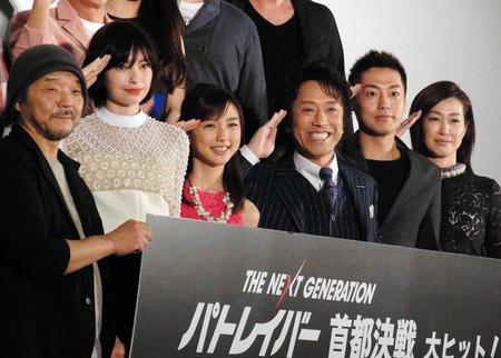 　舞台あいさつした（左から）押井守監督、太田莉菜、真野恵里菜、筧利夫、福士誠治、高島礼子＝東京・新宿ピカデリー