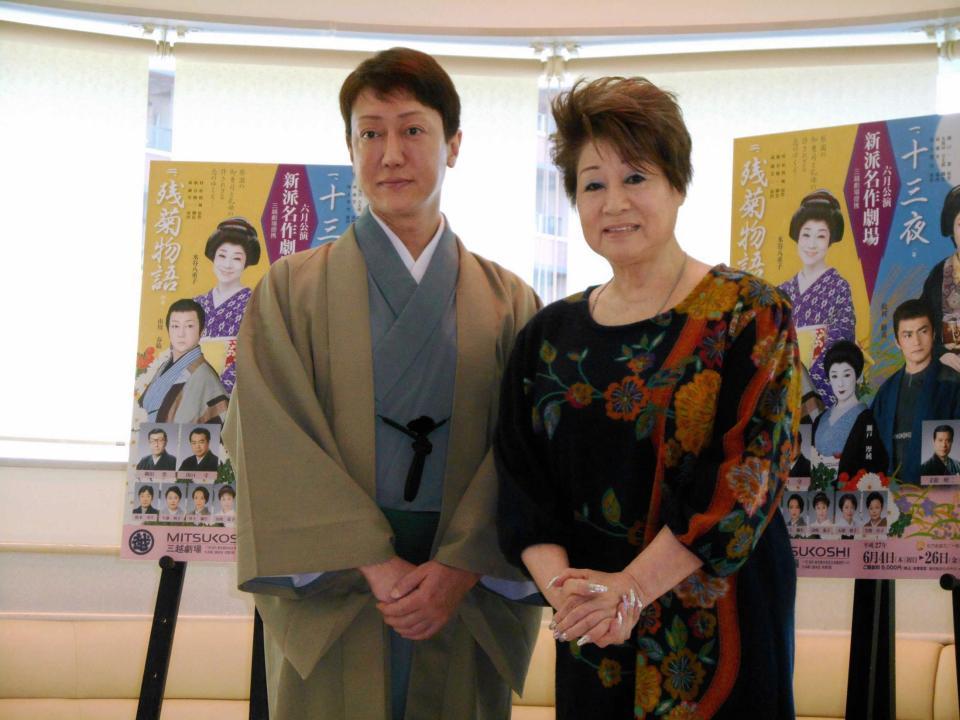 　映画「残菊物語」修復版試写会に登場した水谷八重子（右）と市川春猿＝東京・五反田