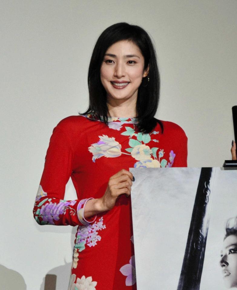 　映画「蒼の乱」の舞台あいさつを行った天海祐希＝大阪市内