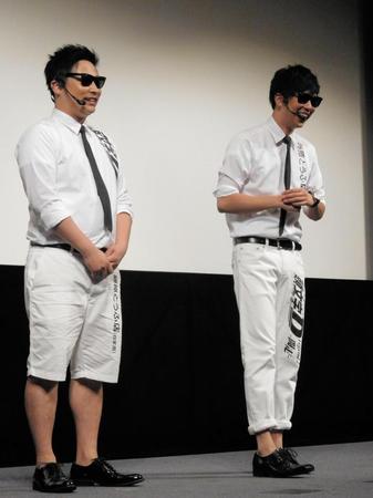 頭文字Ｄスタイルでイベントに登場した８・６秒バズーカーのはまやねん（左）と田中シングル＝東京・汐留