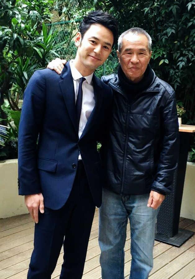 　２１日の公式会見前にホウ・シャオシェン監督（右）と肩を並べる妻夫木聡＝仏カンヌ