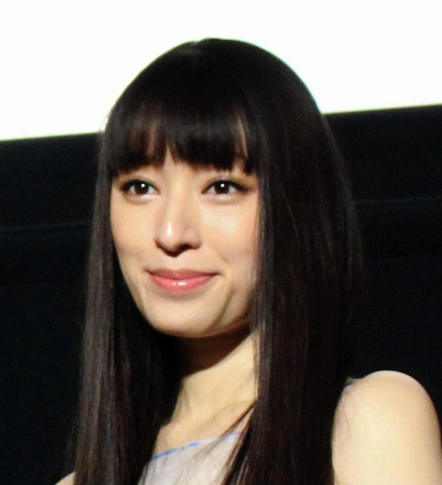 舞台挨拶を行った栗山千明＝大阪市内