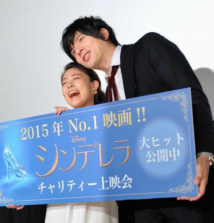 　高畑充希（左）の顔に頬をくっつける城田優＝東京・六本木（撮影・西岡正）