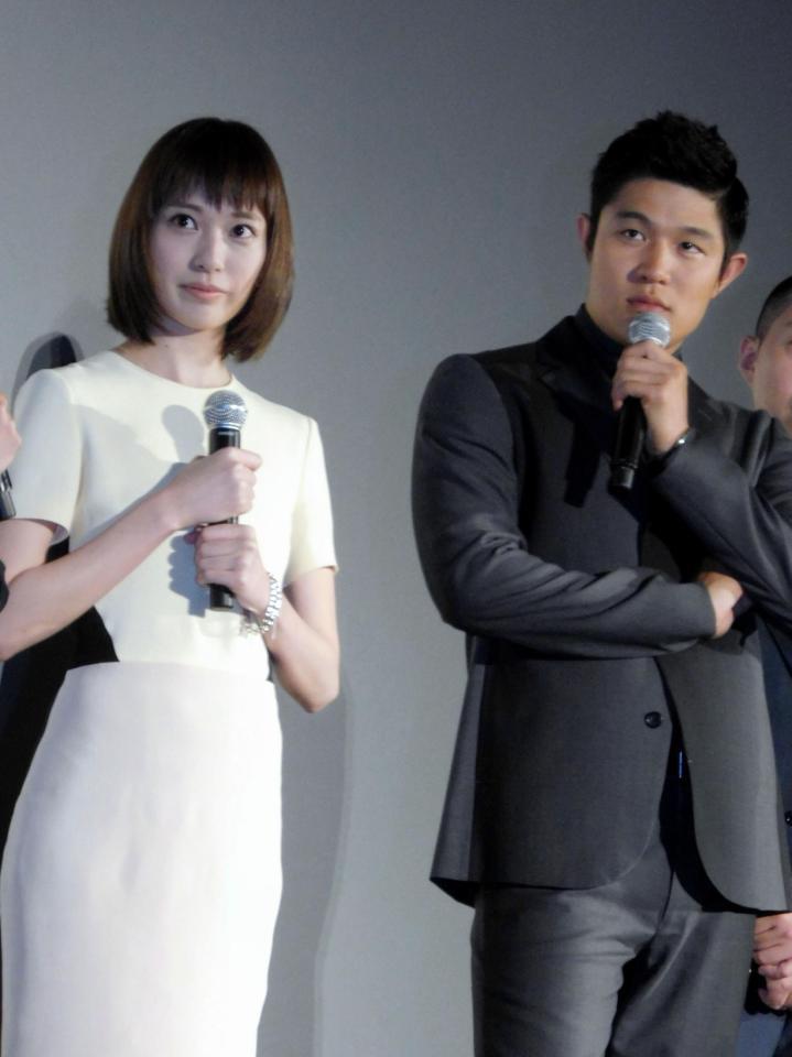 初日舞台あいさつに出席した戸田恵梨香（左）鈴木亮平＝東京・有楽町