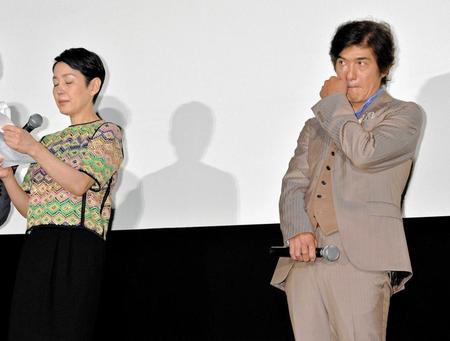 　樋口可南子（左）が代読する妻の手紙に感極まる佐藤浩市（右）
