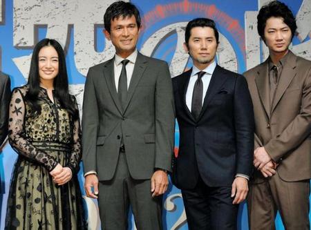 映画『天空の蜂』完成報告会見に登場した（左から）仲間由紀恵、江口洋介、本木雅弘、綾野剛＝東京・東銀座（撮影・佐々木彰尚）