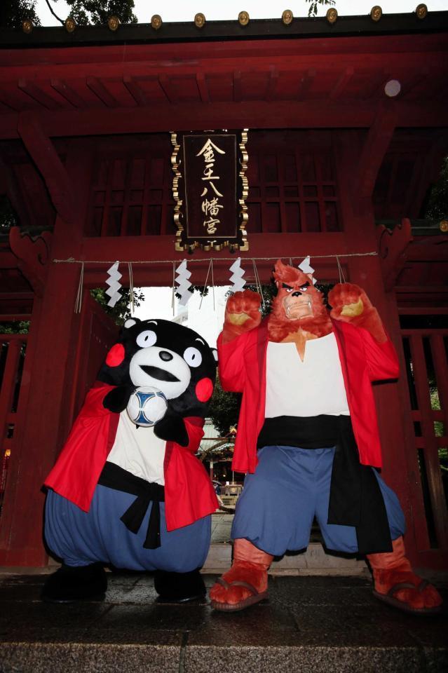 　熊本県の営業部長・くまモン（左）