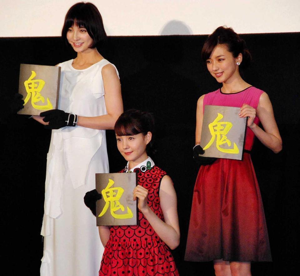 　瓦割りに挑戦した（左から）篠田麻里子、トリンドル玲奈、真野恵里菜＝東京・新宿ピカデリー