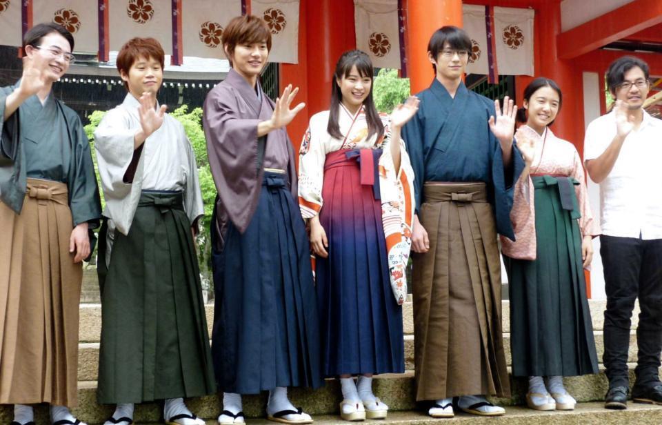 　取材会に出席した（右から）小泉徳宏監督、上白石萌音、真剣佑、広瀬すず、野村周平、矢本悠馬、森永悠希＝近江神宮