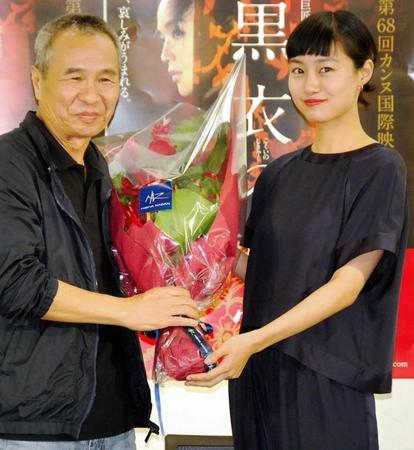 会見に登場したホウ・シャオシェン監督（左）と忽那汐里＝東京・松竹本社