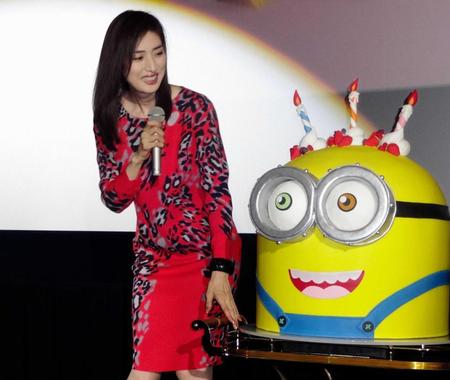 　ミニオンのバースデーケーキに大喜びした天海祐希＝ＴＯＨＯシネマズ六本木ヒルズ