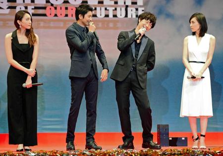 　向井理（中央左）を見て笑い出す綾野剛（同右）と吹石一恵（右）と新垣結衣＝恵比寿ザ・ガーデンホール（撮影・三好信也）