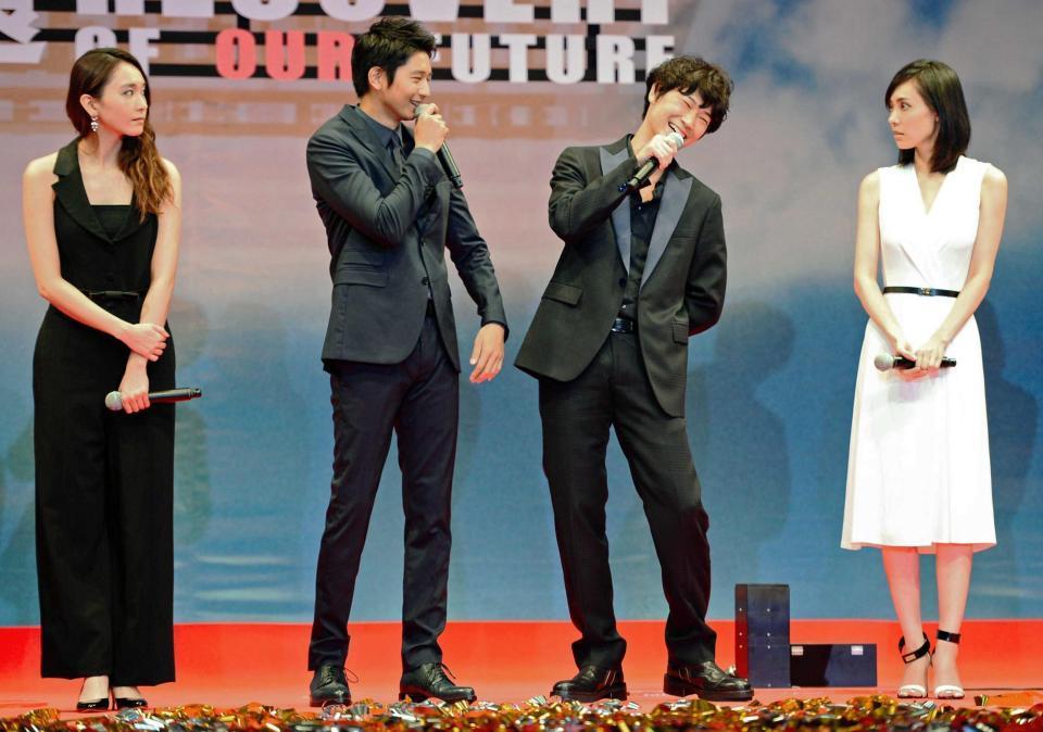 　向井理（中央左）を見て笑い出す綾野剛（同右）と吹石一恵（右）と新垣結衣＝恵比寿ザ・ガーデンホール（撮影・三好信也）