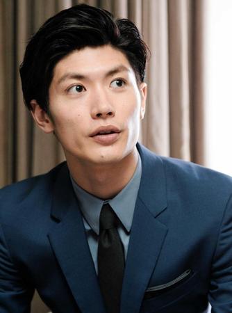 インタビューで抱負を語る三浦春馬＝東京・お台場シネマメディアージュ