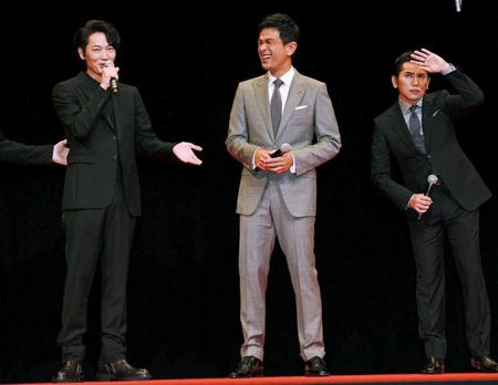 舞台あいさつをする（左から）綾野剛、江口洋介、本木雅弘＝東京国際フォーラム