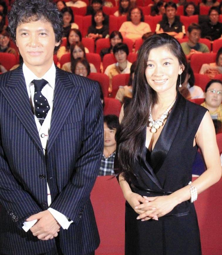 セクシーなドレスで舞台あいさつに登場した篠原涼子（右）と加藤雅也＝大阪市内