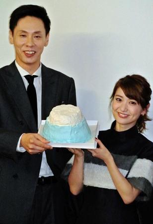 　富士山型のケーキで公開をお祝いされた大島優子と大倉孝二