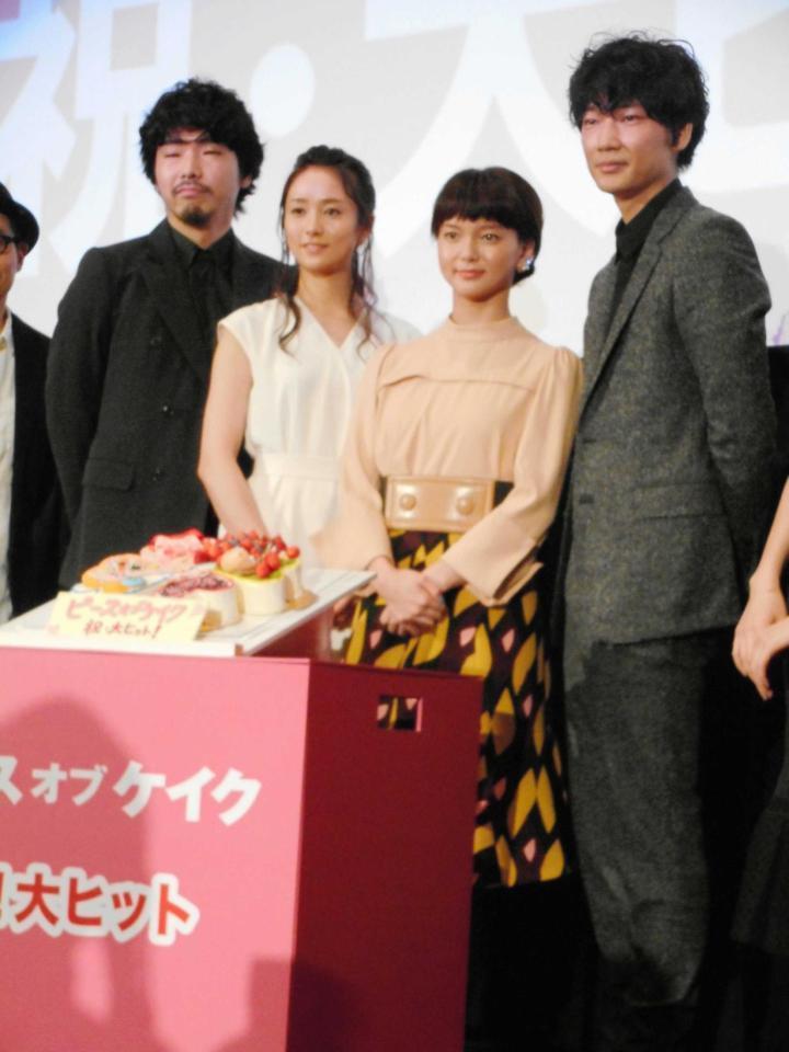 　映画「ピースオブケイク」の初日舞台あいさつを行った（左から）柄本佑、木村文乃、多部未華子、綾野剛＝東京・新宿のバルト９