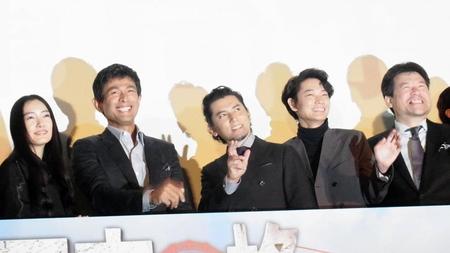 舞台挨拶した（左から）仲間由紀恵、江口洋介、本木雅弘、綾野剛、佐藤二朗＝東京・丸の内ピカデリー１