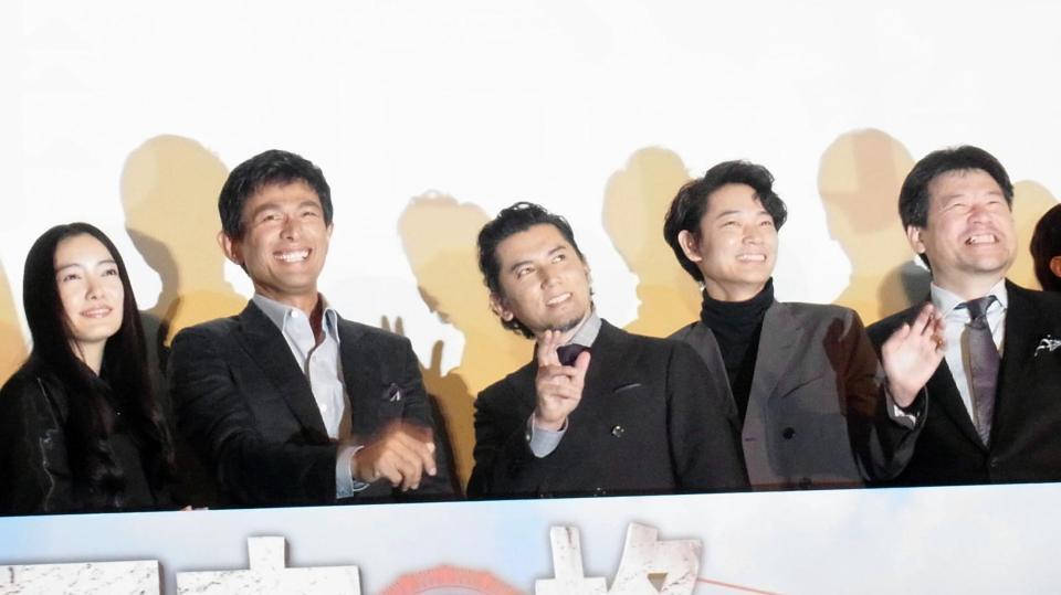 舞台挨拶した（左から）仲間由紀恵、江口洋介、本木雅弘、綾野剛、佐藤二朗＝東京・丸の内ピカデリー１