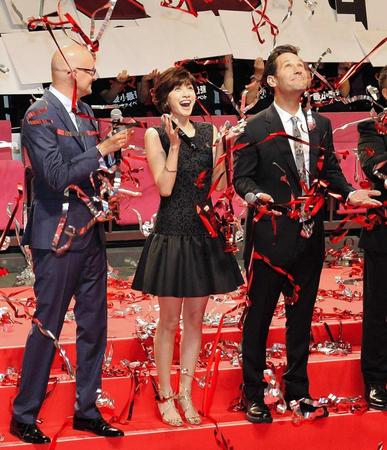 　紙テープが舞い大喜びの（左から）ペイトン・リード監督、内田有紀、ポール・ラッド＝東京・ＥＸシアター六本木（撮影・園田高夫）