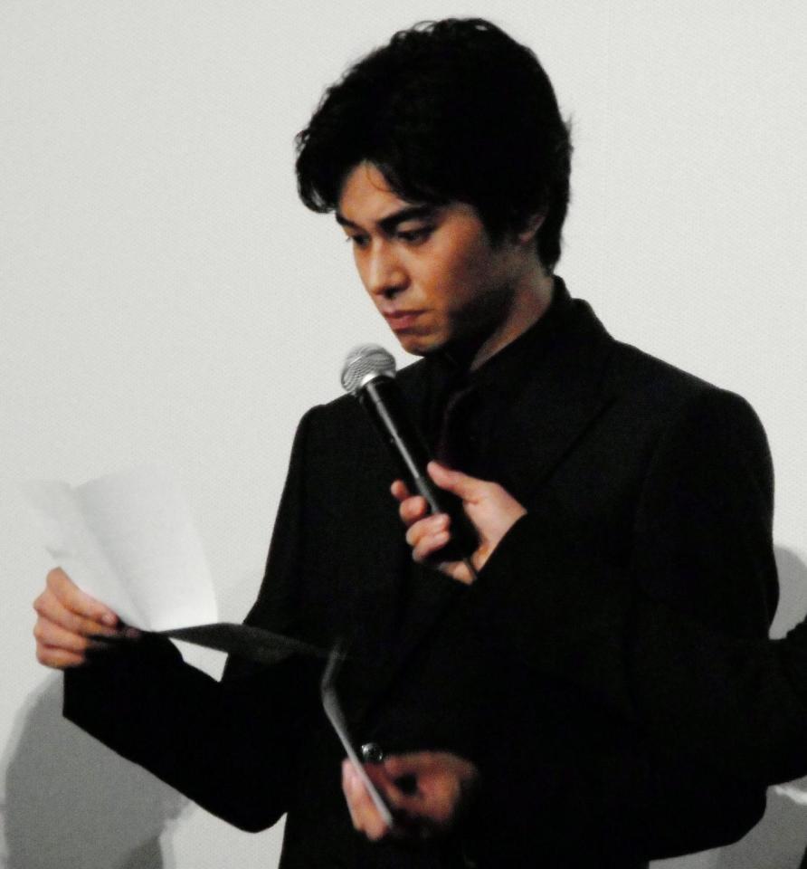 映画「ＧＯＮＩＮ　サーガ」の初日舞台あいさつで根津甚八からの手紙を読み上げる東出昌大＝東京・ＴＯＨＯシネマズ新宿