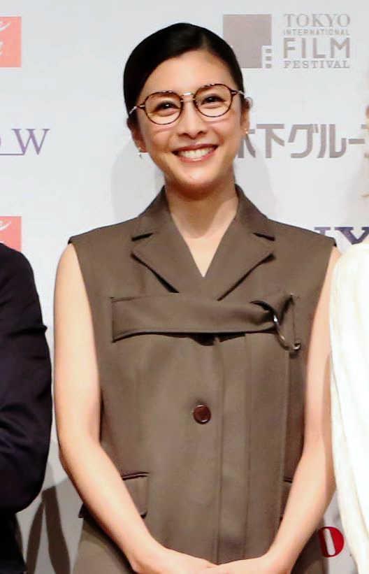 　珍しくメガネ姿で登場した竹内結子＝東京・六本木ヒルズ
