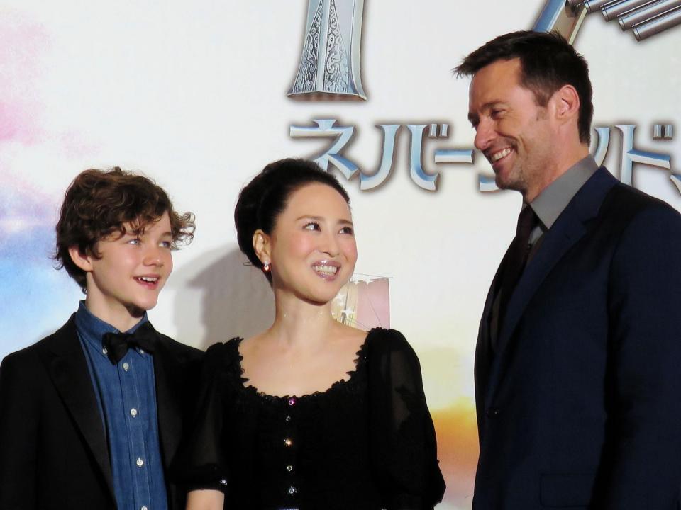 舞台上で笑顔の（左から）リーヴァイ・ミラー、松田聖子、ヒュー・ジャックマン＝東京・六本木