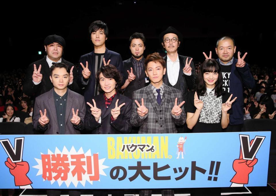 初日舞台あいさつした（左下から）染谷将太、神木隆之介、佐藤健、小松菜奈、（左上から）皆川猿時、桐谷健太、山田孝之、リリー・フランキー、大根仁監督＝東京・有楽町　