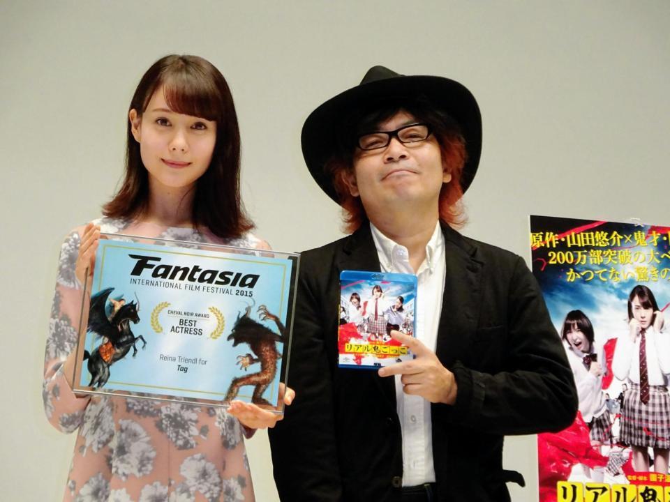 主演女優賞の盾を手にしたトリンドル玲奈（左）と園子温監督＝東京・恵比寿