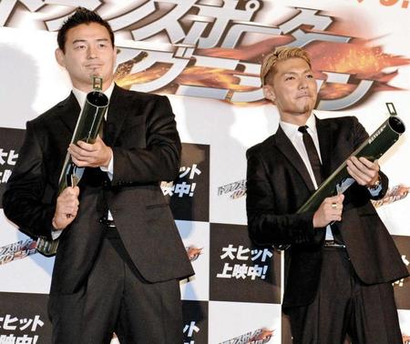 　イベントでバズーカ砲を発射するＳＨＯＫＩＣＨＩ（右）とラグビー日本代表の五郎丸選手＝東京・豊洲（撮影・開出牧）