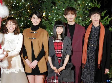 イルミネーション点灯式に出席した（左から）清水くるみ、山崎紘菜、土屋太鳳、竜星涼、桜田通＝東京タワー