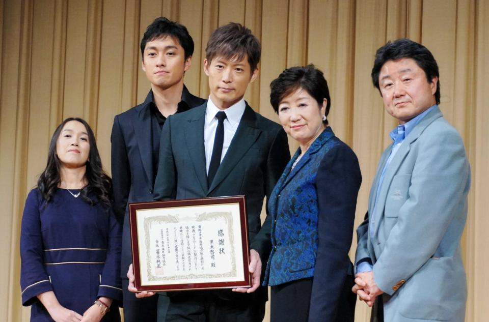 舞台あいさつに登場した（左から）港かなえ氏、渡辺大、黒木啓司、小池百合子氏、すずきじゅんいち監督＝東京・ニッショーホール