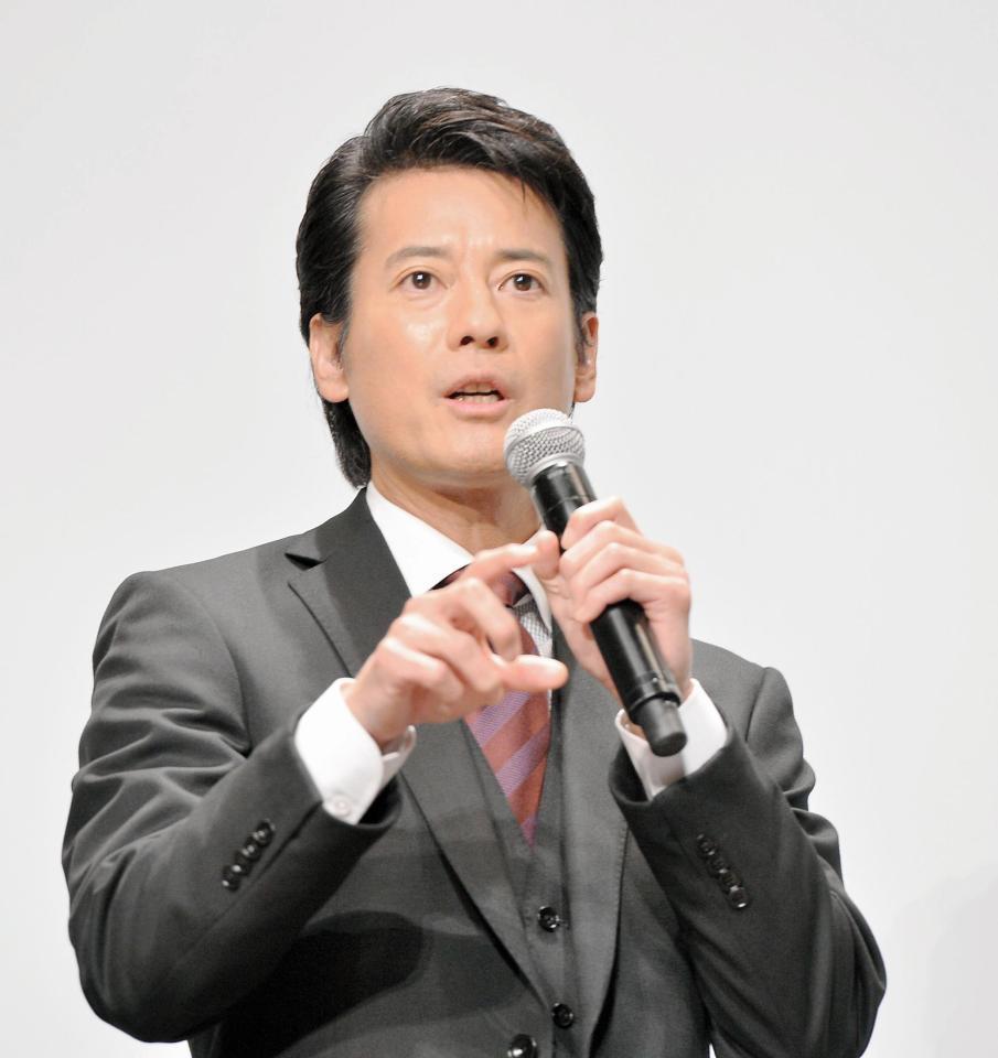 軽妙なトークで会場を盛り上げる唐沢寿明＝早稲田大学大隈記念講堂（撮影・園田高夫）