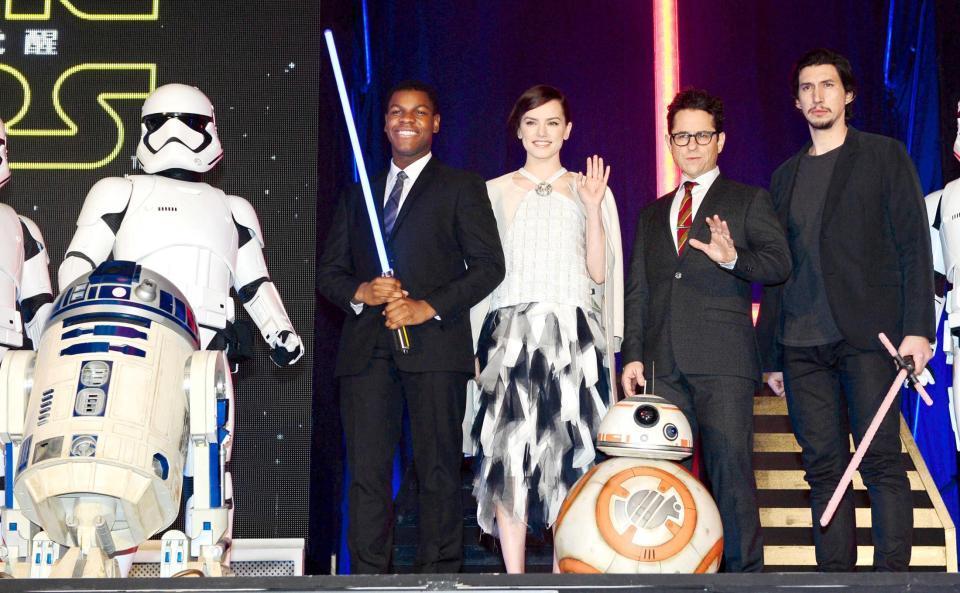 　ジャパンプレミアに登場した（左から）Ｒ２-Ｄ２、ストームトルーパー、ジョン・ボイエガ、デイジー・リドリー、ＢＢ-８、Ｊ．Ｊ．エイブラムス監督、アダム・ドライバー＝六本木ヒルズアリーナ