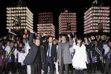 １１０年ぶりに冬に引き出された曳山に感激する（左から）石橋冠監督、竹野内豊、江口洋介、高橋ひかる＝富山県射水市の放生津八幡宮　