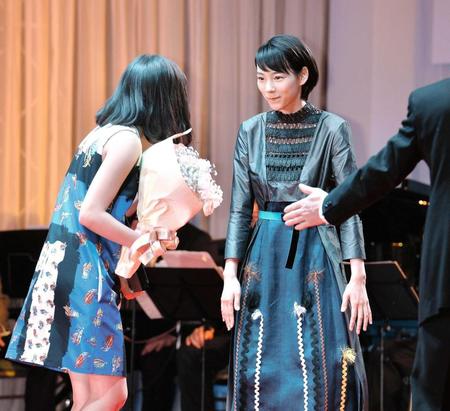 　新人賞を受賞した広瀬すず（左）を祝福する能年玲奈