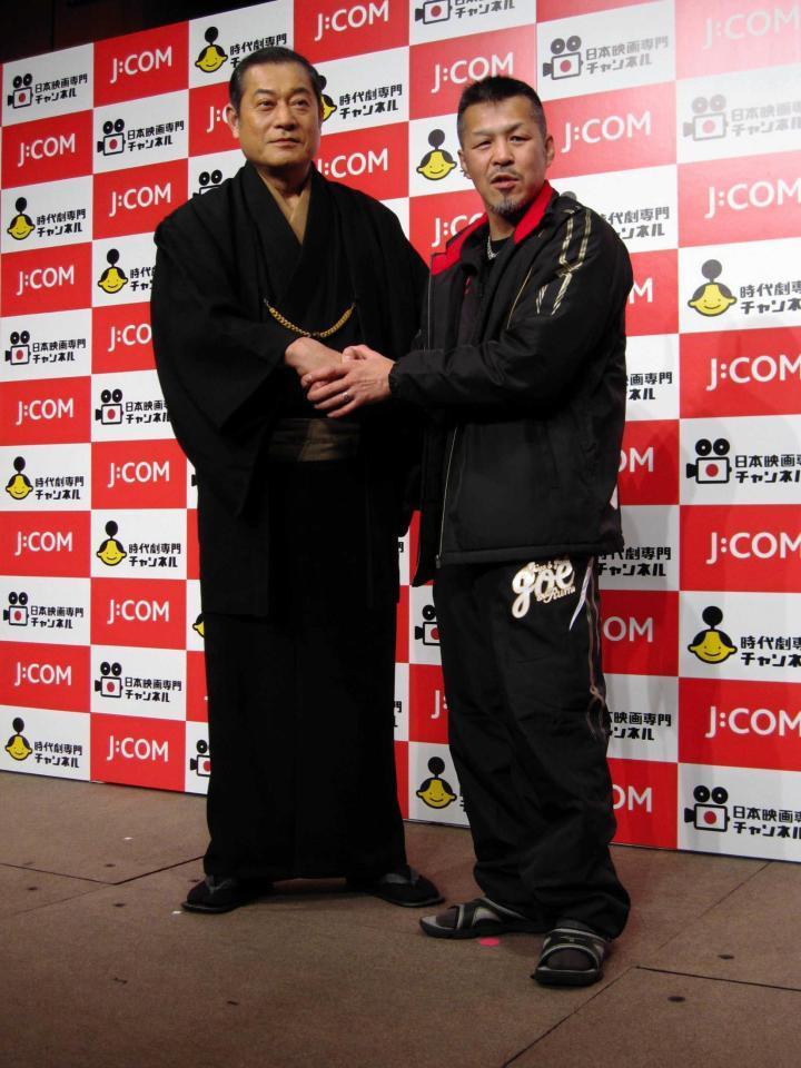 　がっちりと握手を交わす（左から）松平健と辰吉丈一郎