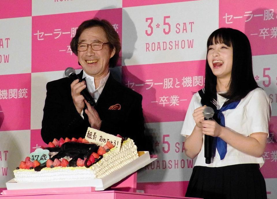 　誕生日ケーキを喜ぶ橋本環奈（右）と武田鉄矢＝東京・豊洲